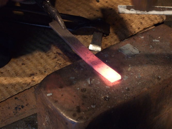 鍛造とは？ 鋳造との違いを知って加工に役立てよう