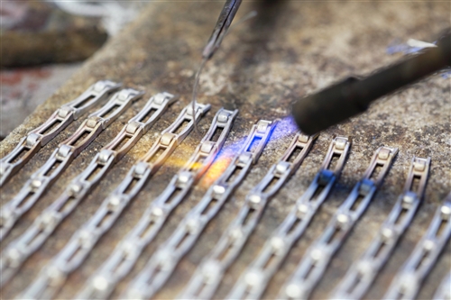 金属の接着方法の「ろう付け」とは？ 溶接やはんだ付けとは何が違う？